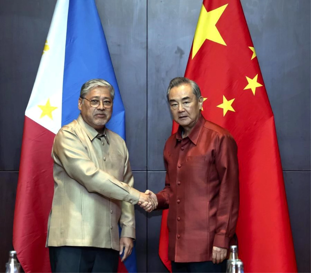 Çin Dışişleri Bakanı Wang Yi, Filipinler Dışişleri Bakanı Enrique Manalo ile Görüştü